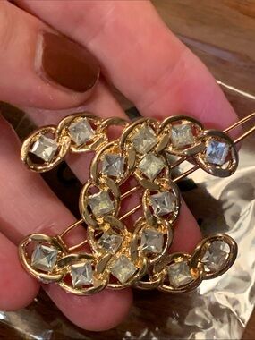 Absolutely stunning brand new, with crystal, golden plated new Chanel hair clip🩷